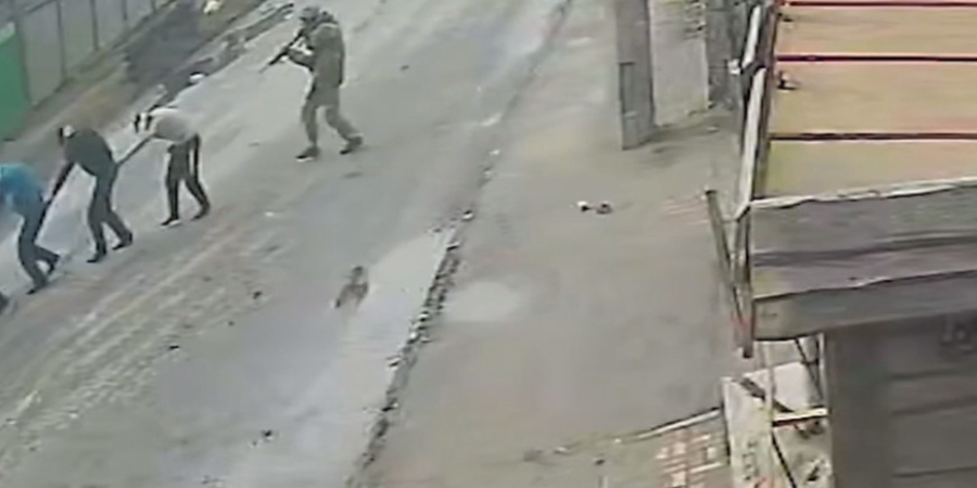 New York Times: Νέα βίντεο από την Μπούκα – Ρώσοι στρατιώτες οδηγούν άνδρες προς εκτέλεση