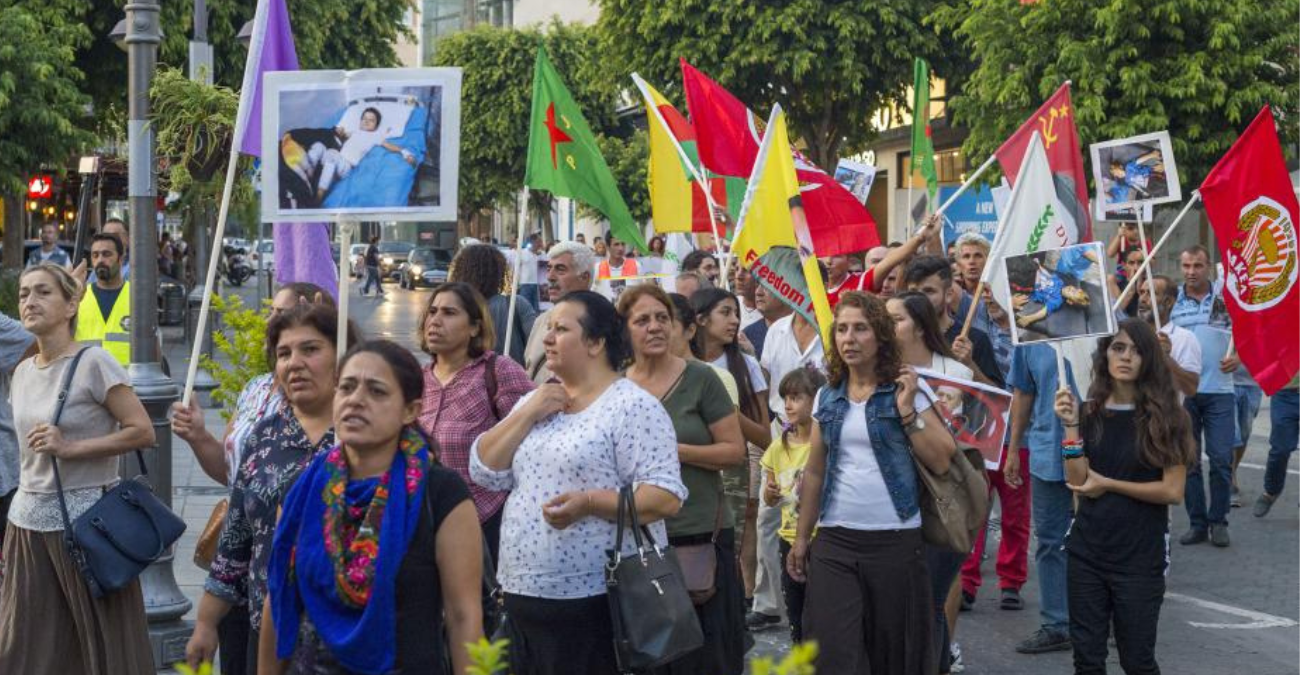 Πορεία Κούρδων στη Λεμεσό για βομβαρδισμούς στο Ροζαβά