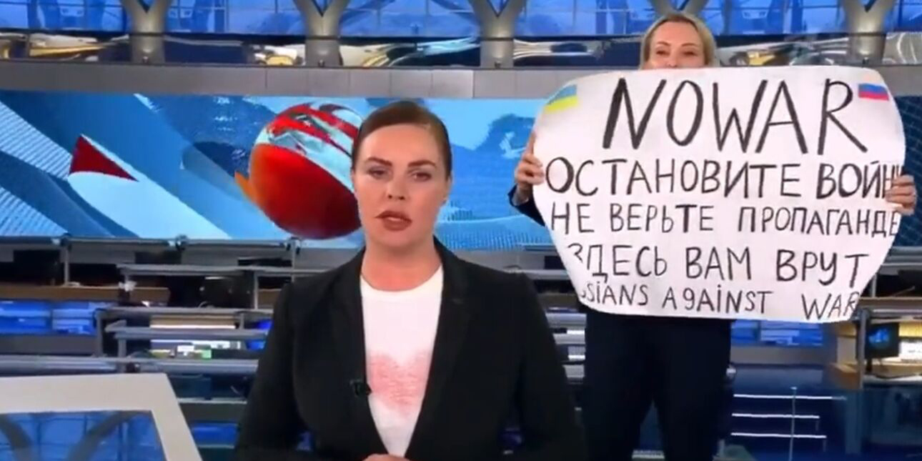 «Όχι στον πόλεμο, μην ακούτε την προπαγάνδα»: Η παρέμβαση ακτιβίστριας στη ρωσική κρατική τηλεόραση