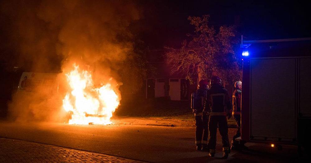 ΛΕΥΚΩΣΙΑ: Τυλίχθηκε στις φλόγες πολυτελές όχημα- Έγινε προληπτικα εκκένωση του σπιτιού