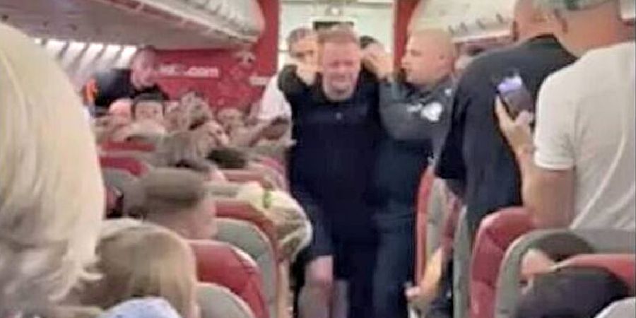 Αναγκαστική προσγείωση αεροσκάφους στη Σόφια: Μεθυσμένος επιβάτης προσπάθησε να ανοίξει την πόρτα - Του πέρασαν χειροπέδες (Βίντεο)