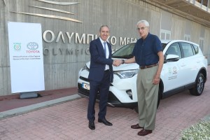Το υβριδικό RAV4 παρέδωσε η Toyota στην Κυπριακή Ολυμπιακή Επιτροπή