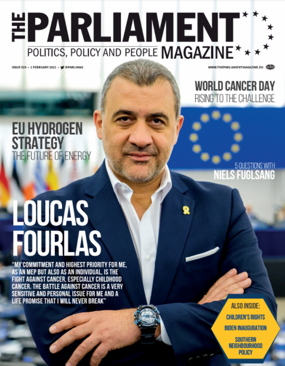 Το εξώφυλλο του Λουκά Φουρλά στο επίσημο περιοδικό του Ευρωκοινοβουλίου