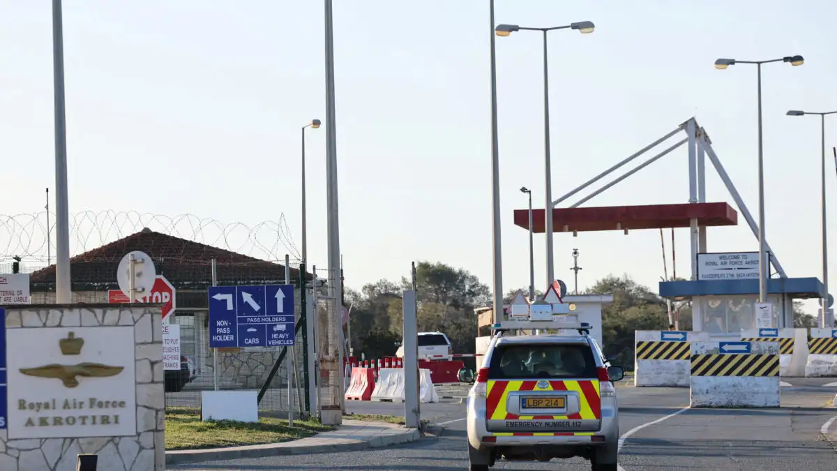 Μεγάλο υπόστεγο του αεροδρομίου της βρετανικής βάσης στο Ακρωτήρι της Κύπρου χτύπησε το ιρανικό drone – Στόχος ήταν ο διάδρομος προσγείωσης
