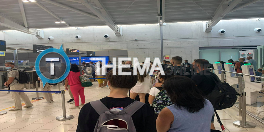 Το αδιαχώρητο στο αεροδρόμιο Λάρνακας – Χωρίς αποστάσεις οι επιβάτες κατά την διάρκεια των ελέγχων – ΦΩΤΟΓΡΑΦΙΕΣ