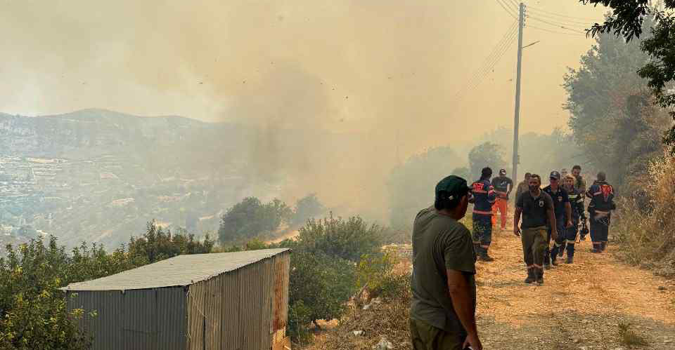 Οι ήρωες της Κύπρου δίνουν ακούραστη μάχη με τις φλόγες - Δείτε βίντεο και φωτογραφίες από το μέτωπο με τους πυροσβέστες 