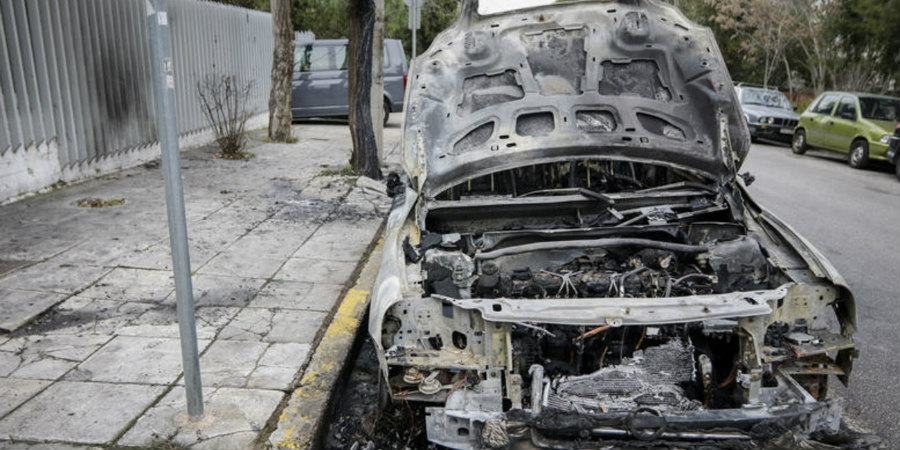 ΕΛ. ΑΜΜΟΧΩΣΤΟΣ: Καταστράφηκε ολοσχερώς το όχημα 22χρονου – Στόχος εγκληματικής ενέργειας