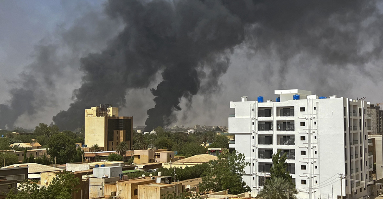 Τέταρτη μέρα σφοδρών μαχών στο Σουδάν, λίγες οι ελπίδες για κατάπαυση του πυρός