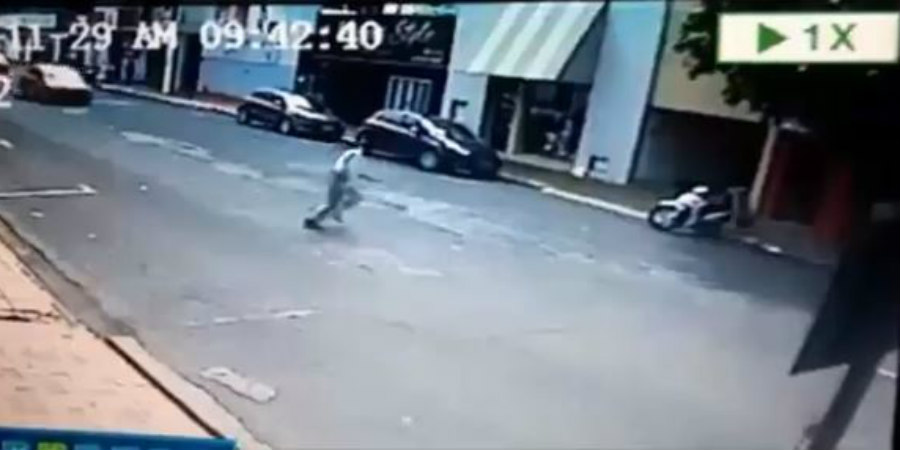 Με απίστευτη βιαιότητα όχημα «πέφτει» πάνω σε πεζό – Κατέγραψαν την σκηνή κάμερες ασφαλείας – VIDEO
