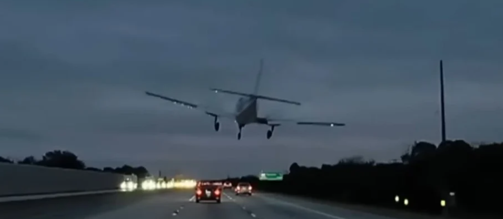 VIDEO: Παραλίγο τραγωδία - Αεροπλάνο προσγειώθηκε... πάνω σε αυτοκίνητο σε αυτοκινητόδρομο
