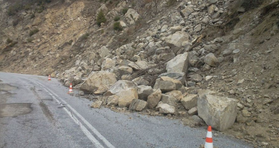 Οδηγοί προσοχή: Κατολισθήσεις βράχων στους δρόμους – Αυτές οι περιοχές επηρεάζονται