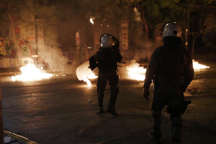Επεισόδια στο κέντρο της Αθήνας μετά την ολοκλήρωση της πορείας για το Πολυτεχνείο- Φωτιές, δακρυγόνα και μολότοφ