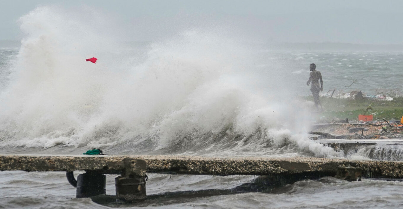 BINTEO: Ο τυφώνας Μελίσσα έφτασε στην Κούβα με ανέμους ταχύτητας 195 χλμ/ώρα