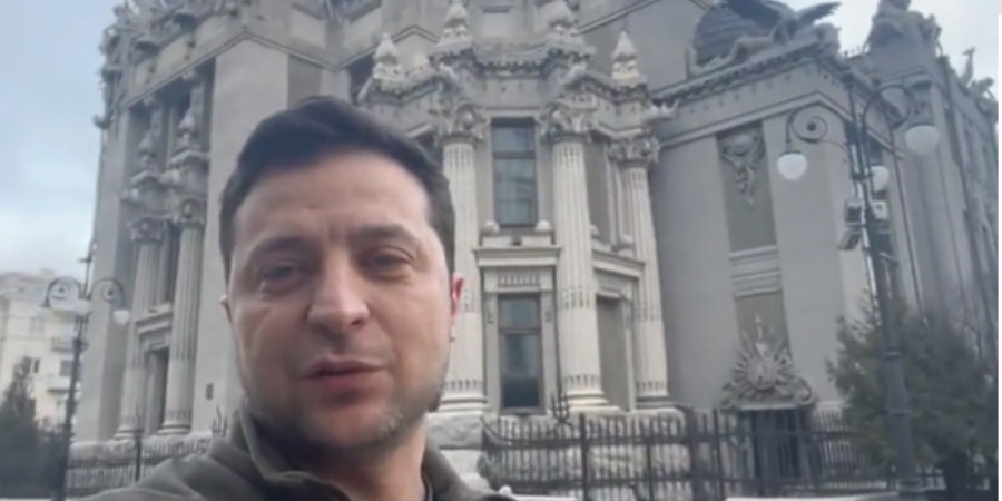 Ζελένσκι για εισβολή στην Ουκρανία: «Fake news ότι καταθέτουμε τα όπλα, είμαστε εδώ, υπερασπιζόμαστε την Ουκρανία» 