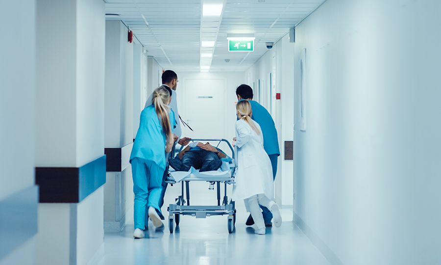 Αδιανόητη καταγγελία: Έπεσε ασθενής από το κρεβάτι στις πρώτες βοήθειες και οι γιατροί τον αγνόησαν – «Συζητούσαν ότι θέλουν καφέ»