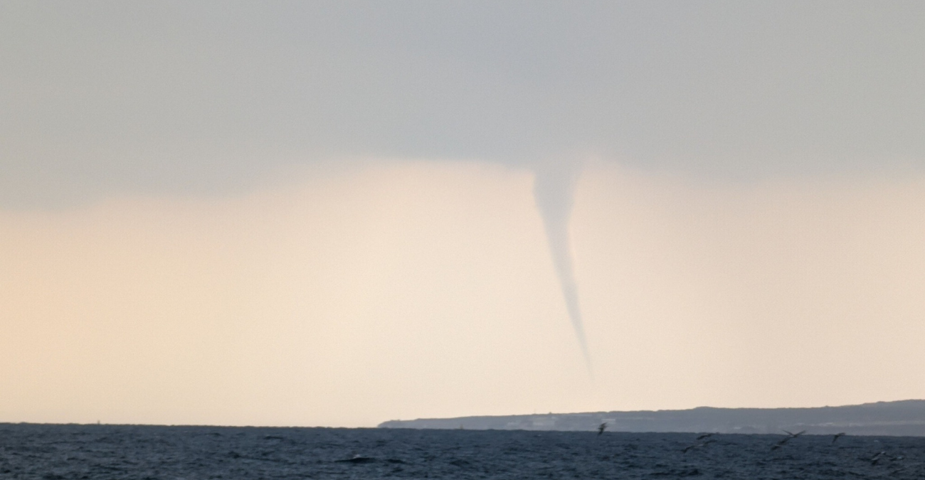 Μοναδικό θέαμα στην Πάφο: Σηκώθηκε υδροστρόβιλος από τη θάλασσα – Εντυπωσιακό βίντεο