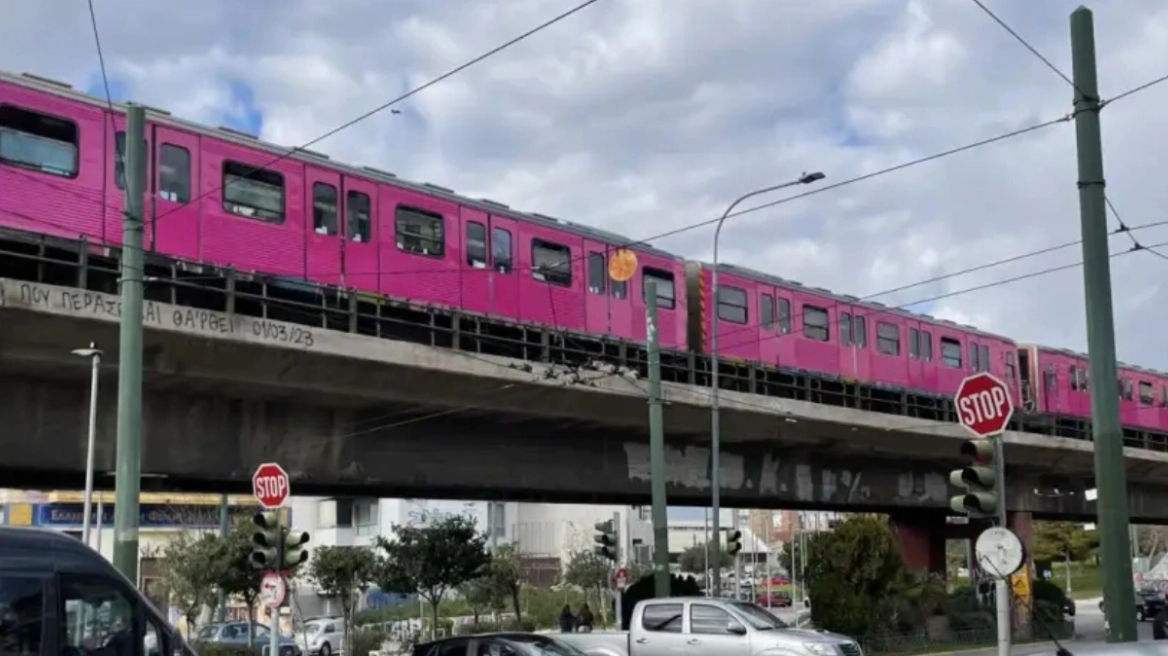 Πώς βάφτηκε φούξια το τρένο που κυκλοφορεί στην Αθήνα και εντυπωσιάζει τους επιβάτες - Δείτε βίντεο