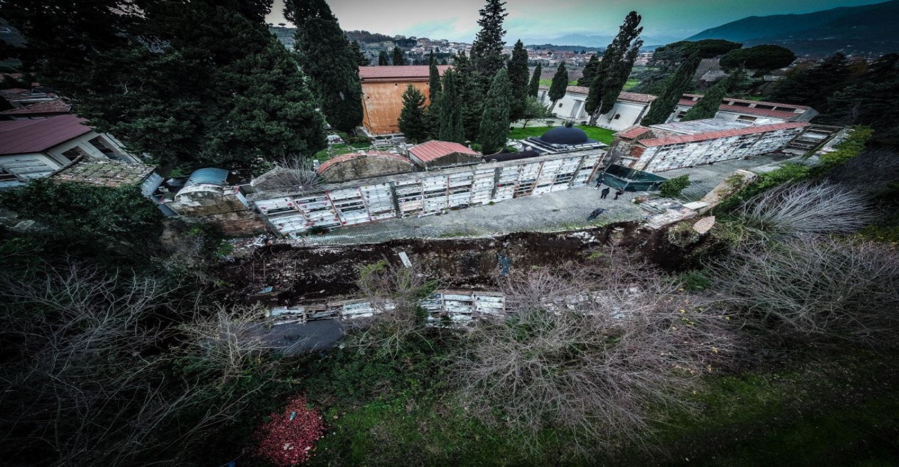Ιταλία: Κατάρρευση τμήματος νεκροταφείου λόγω κακοκαιρίας, φέρετρα και τεφροδόχοι κατέληξαν σε χαράδρα