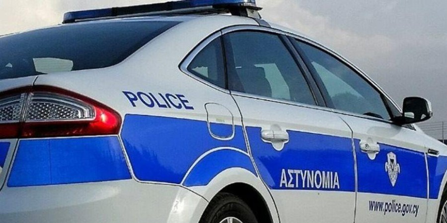 ΒΙΝΤΕΟ: Τροχαίο «σταμάτησε» την κυκλοφορία στη Λεμεσό - Βαν «καρφώθηκε» στο πεζοδρόμιο