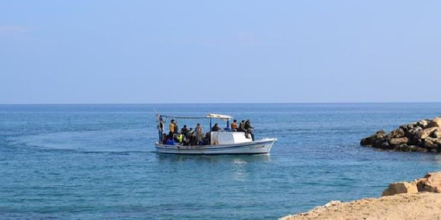 Άλλες δύο βάρκες με μετανάστες αφίχθηκαν στην Κύπρο - Χειροπέδες σε 17χρονο πλοηγό της βάρκας