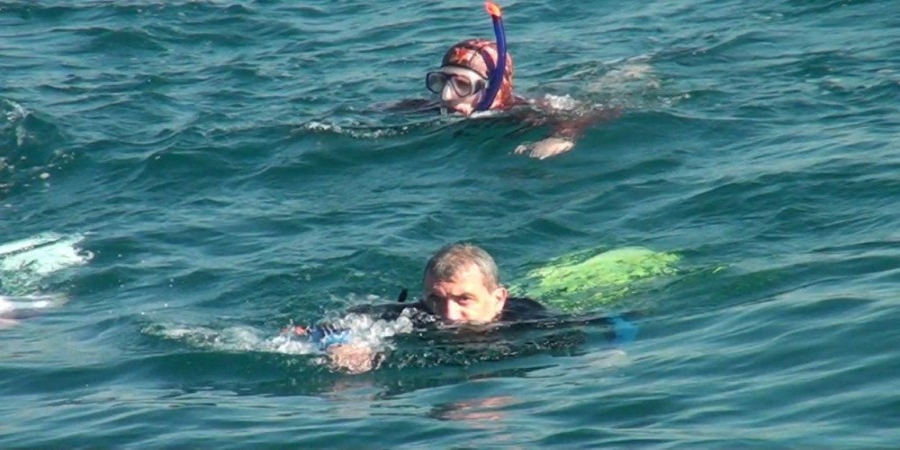 Ο Λουκάς Φουρλάς κολυμπά στα παγωμένα νερά μαζί με OYKαδες - Οι "Μικροί Ήρωες" δεν είναι μόνοι - ΦΩΤΟΓΡΑΦΙΕΣ 