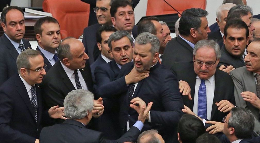 Χαμός στην τουρκική βουλή – Πιάστηκαν στα χέρια για τον προϋπολογισμό του 2018 - VIDEO