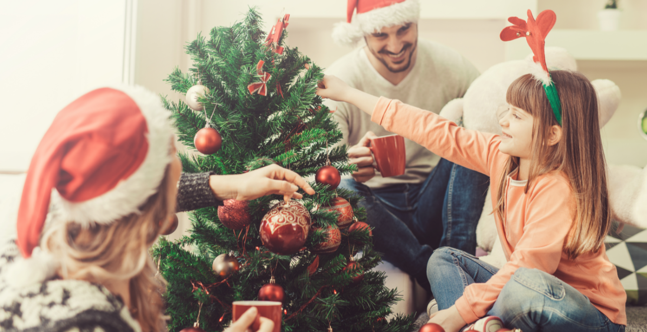 «Κίνδυνοι στο γιορτινό σπίτι: Πώς να προστατεύσετε τα παιδιά τα Χριστούγεννα»  