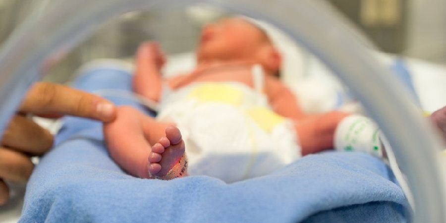 Ιατρικό επίτευγμα στο ΗΒ: Μωρό γεννήθηκε από... τρεις διαφορετικούς γονείς - Η διαδικασία και ο στόχος