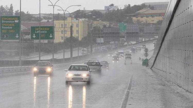 Καταρρακτώδεις βροχές στη Λευκωσία – Ακινητοποιήθηκαν οχήματα (ΒΙΝΤΕΟ)