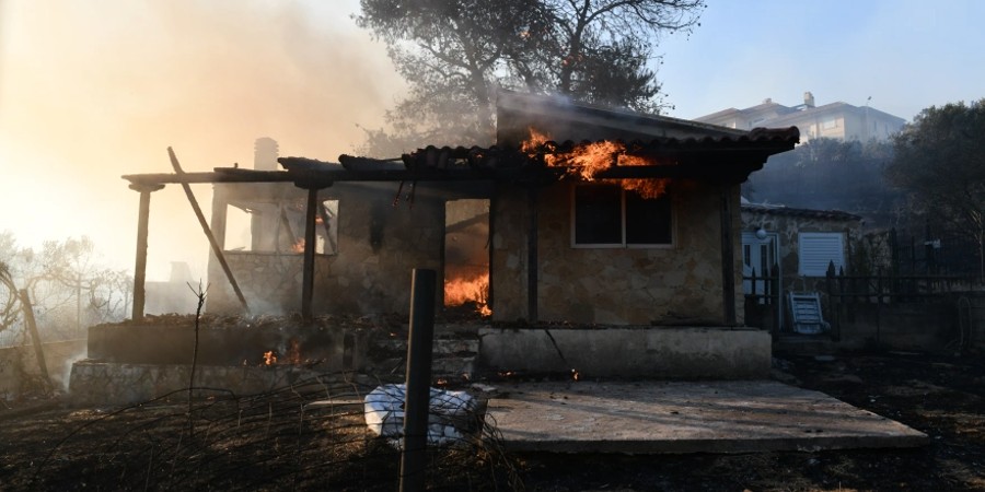 Καίγεται η Ελλάδα: Σπίτια έχουν τυλιχτεί στις φλόγες σε Παλλήνη - Τρεις τραυματίες κατά τη διάρκεια της νύχτας