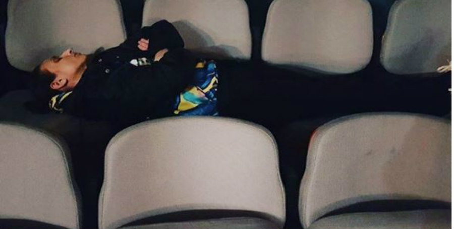 Η σύζυγός του πασίγνωστου Κύπριου αποκοιμήθηκε στις καρέκλες του θεάτρου – ΦΩΤΟΓΡΑΦΙΑ