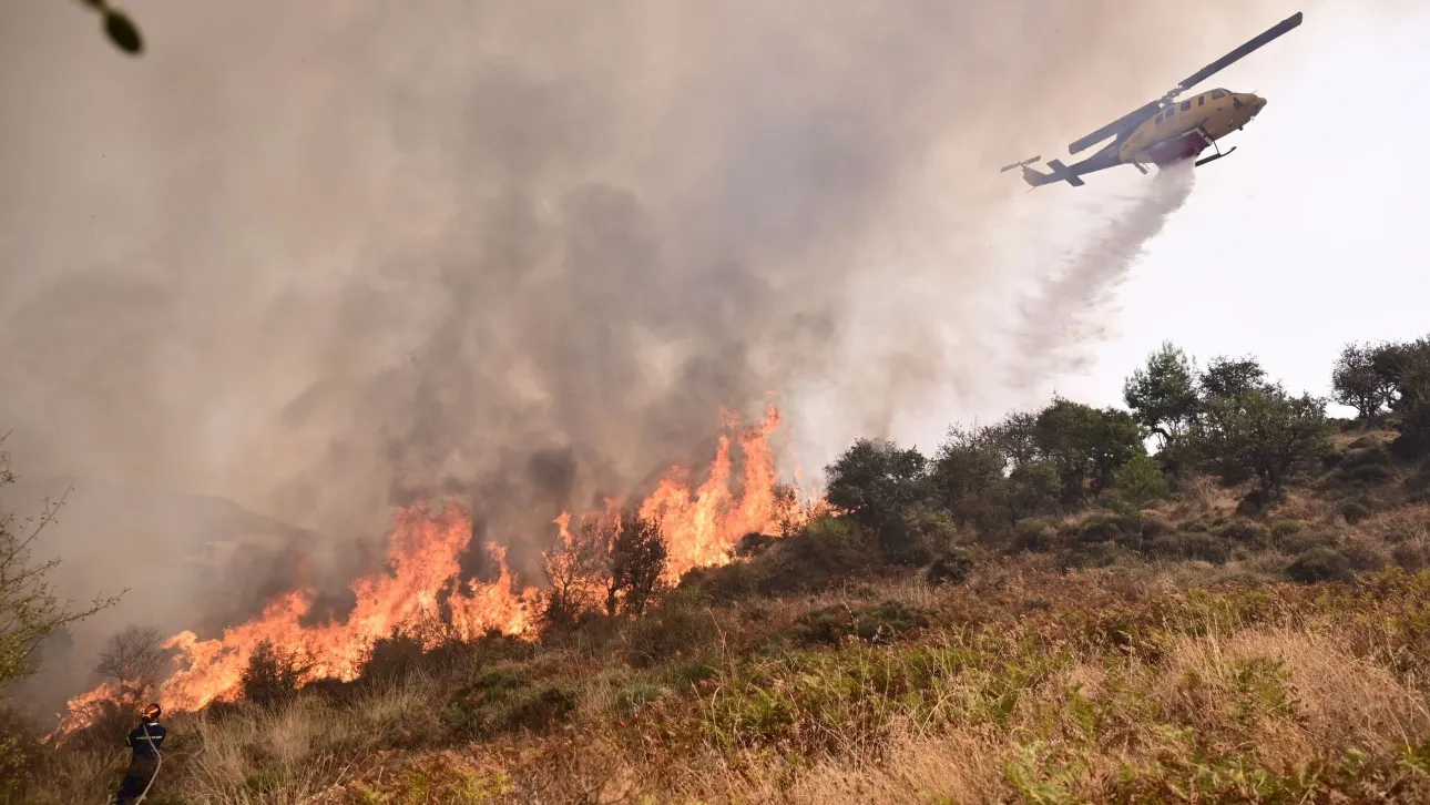 Μαίνεται ανεξέλεγκτη η πυρκαγιά στην Κορινθία – Προς Ευρωστίνα το βασικό μέτωπο