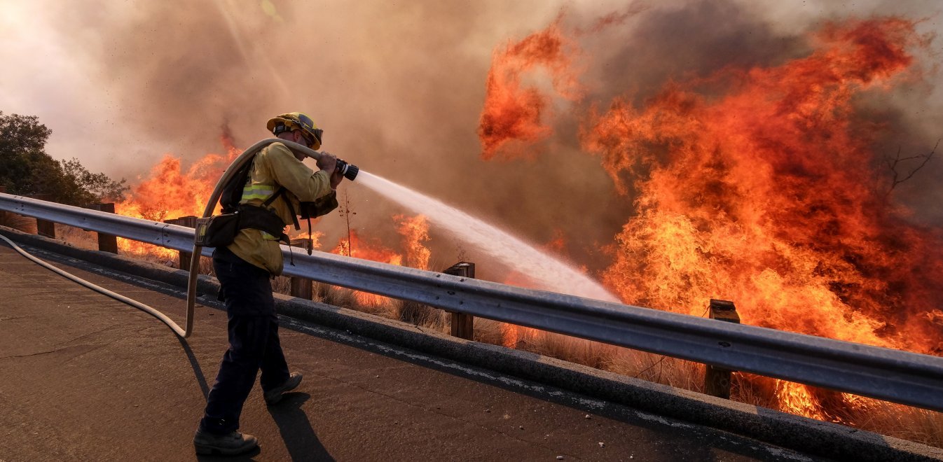 Χιλιάδες κάτοικοι απομακρύνονται από τα σπίτια τους λόγω των καταστροφικών πυρκαγιών στην Καλιφόρνια