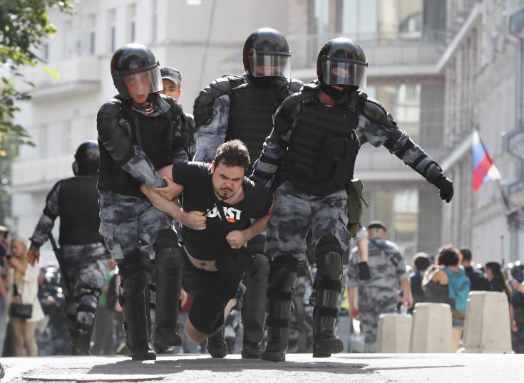 Εκατοντάδες οι διαδηλωτές που συνελήφθησαν στη Μόσχα 
