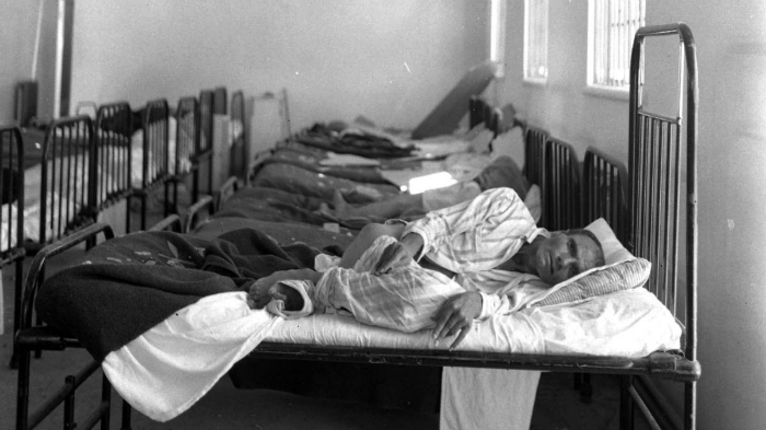 Το μακελειό στο «άσυλο ψυχοπαθών» της Αθαλάσσας στους βομβαρδισμούς το 1974. Κάποιοι ασθενείς γελούσαν με το θέαμα, ενώ ένας ντύθηκε ταγματάρχης