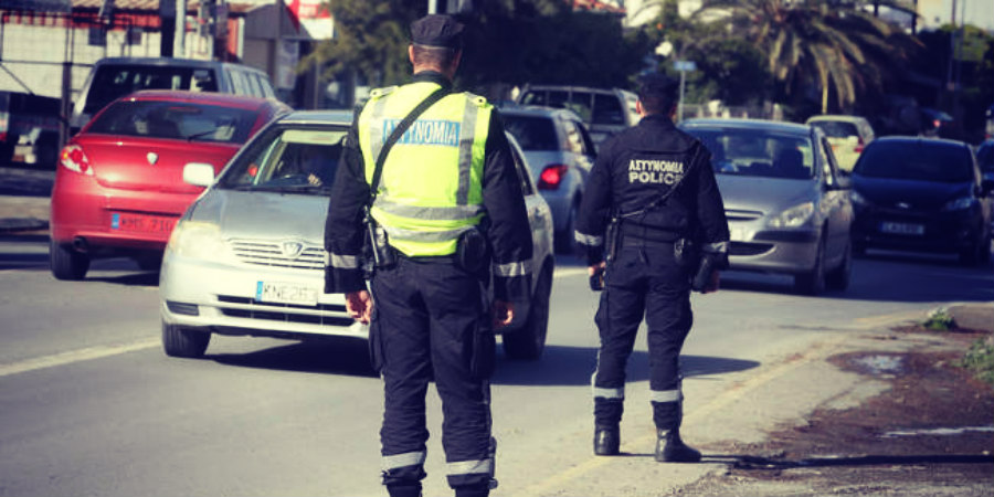 ΛΕΜΕΣΟΣ: Εκπαιδευτικός οδηγούσε και... φούμαρε -Πιάστηκε στα πράσα από την Αστυνομία