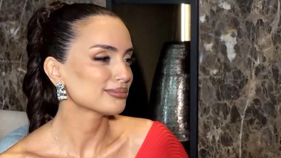 VIDEO: Ελπίδα Ιακωβίδου: «Ήταν συνειδητή η απόφαση να αφήσω τη δουλειά και την πατρίδα μου για τον Τζώνη Καλημέρη»