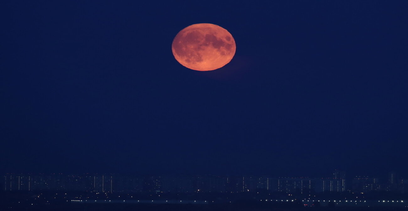 «Μάγεψε» η δεύτερη «υπερπανσέληνος» του Αυγούστου – Εντυπωσιακές εικόνες του «Blue Moon»