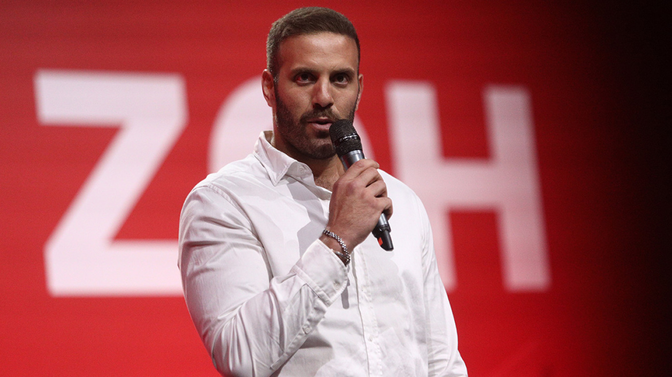 Σάλος με ξυλοδαρμό δημοσιογράφου από ευρωβουλευτή - Τι λέει η κάθε πλευρά - Η γαλλική Αστυνομία ψάχνει τον Ν. Παππά