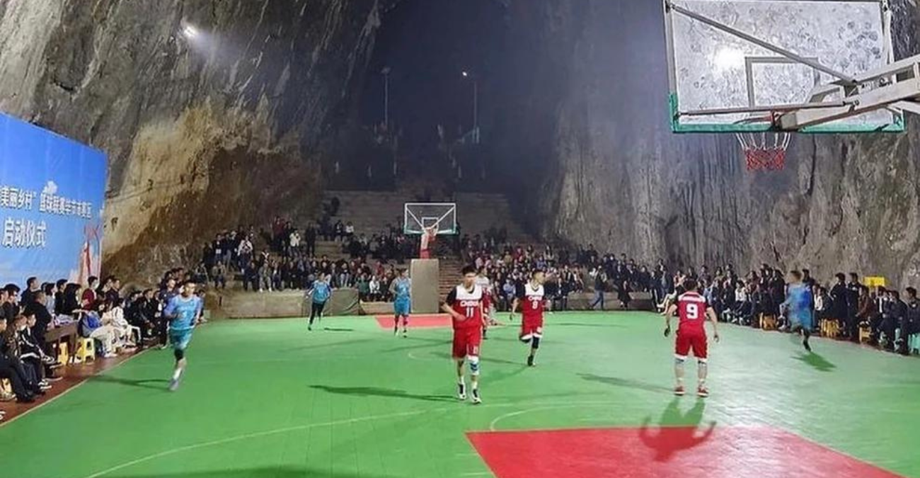 Κίνα: Έφτιαξαν γήπεδο μπάσκετ μέσα σε σπηλιά - Βίντεο