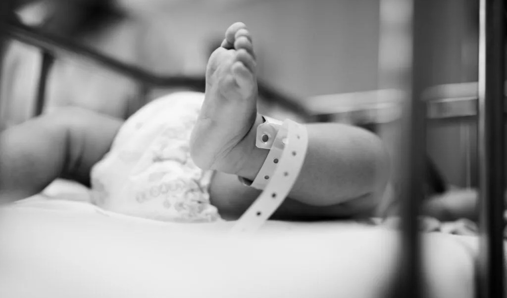 Όταν η ζωή αντιγράφει την τέχνη: Δόθηκαν σε λανθασμένες οικογένειες στο μαιευτήριο – 35 χρόνια μετά συναντήθηκαν για πρώτη φορά
