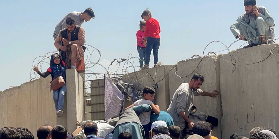 Αφγανιστάν: Απόγνωση χωρίς όρια – Μανάδες «πετούν» τα παιδιά τους σε στρατιώτες για να τα σώσουν