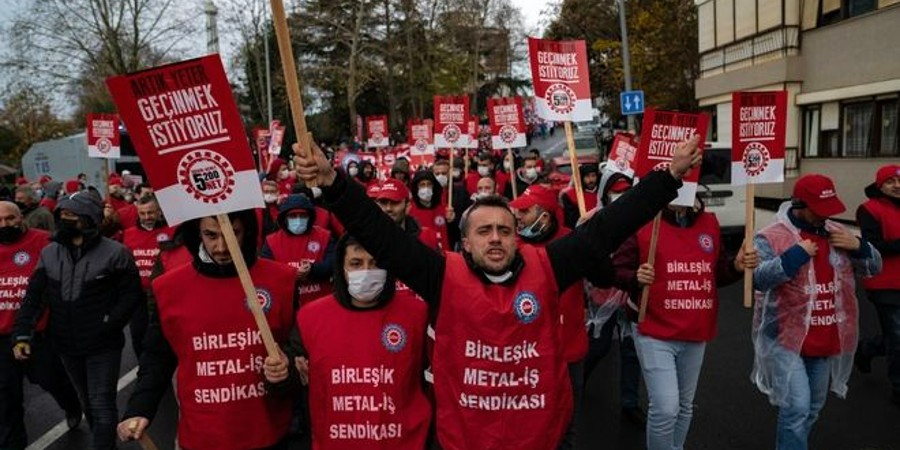 Στους δρόμους της Κωνσταντινούπολης οι Τούρκοι – «Φτωχαίνουμε κάθε μέρα και περισσότερο» φώναξαν