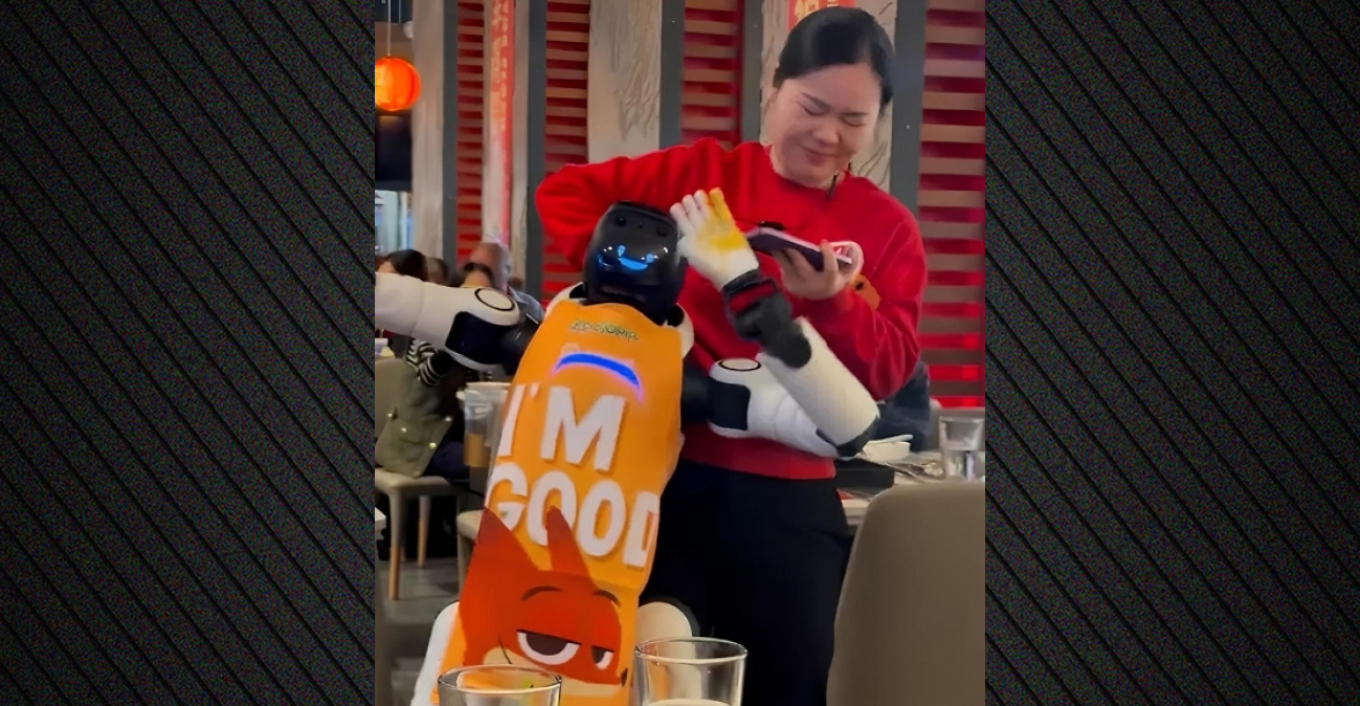 VIDEO: Ρομπότ σε εστιατόριο βγήκε εκτός ελέγχου - Δεν σταματούσε να χορεύει και εκτόξευε φαγητά σε πελάτες