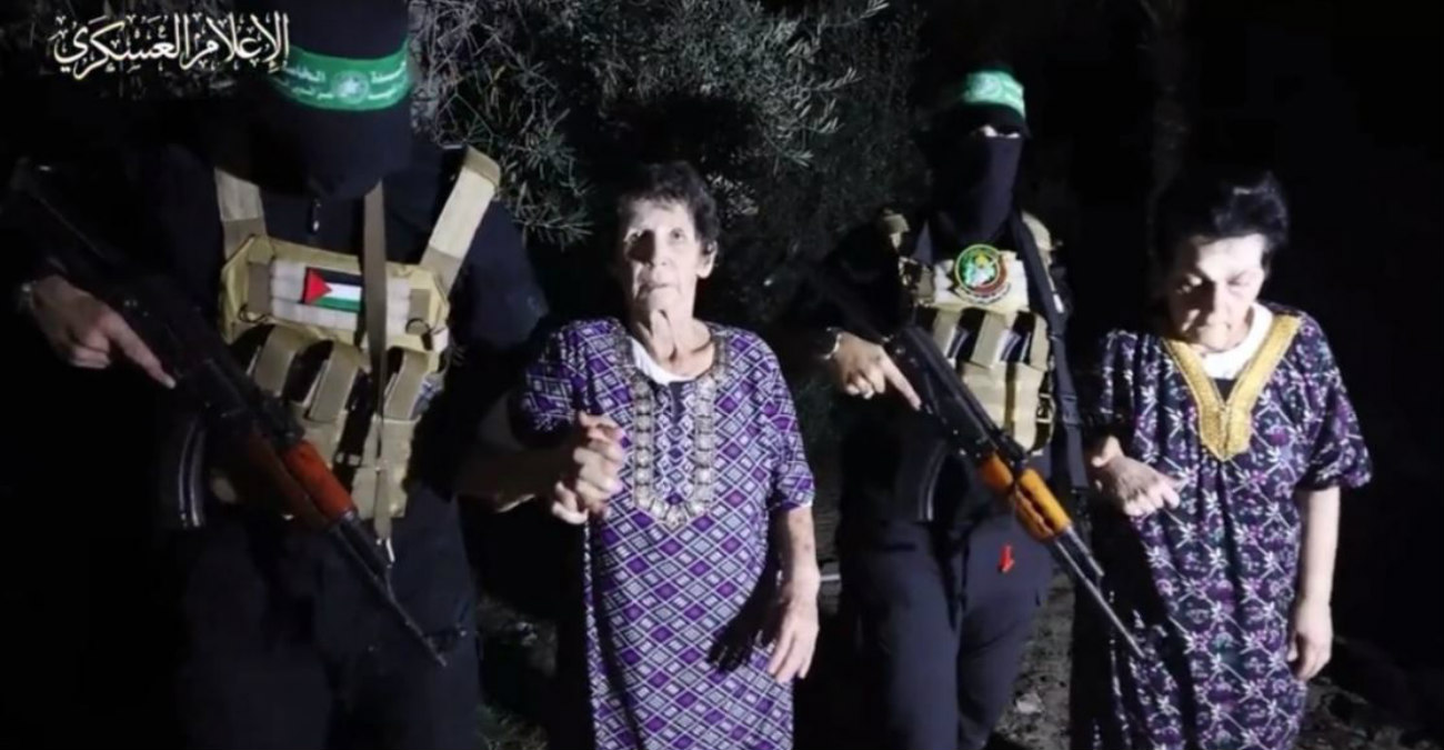 Βίντεο από την απελευθέρωση των δύο ομήρων από τη Χαμάς - Ακτιβίστρια που βοήθησε ασθενείς στη Γάζα η μια