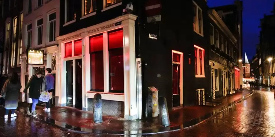 Αντιδράσεις για τα «κόκκινα φανάρια» στο Άμστερνταμ - Σχέδια για μετακίνησή τους - Σύγκρουση μεταξύ πολιτών και εργαζομένων