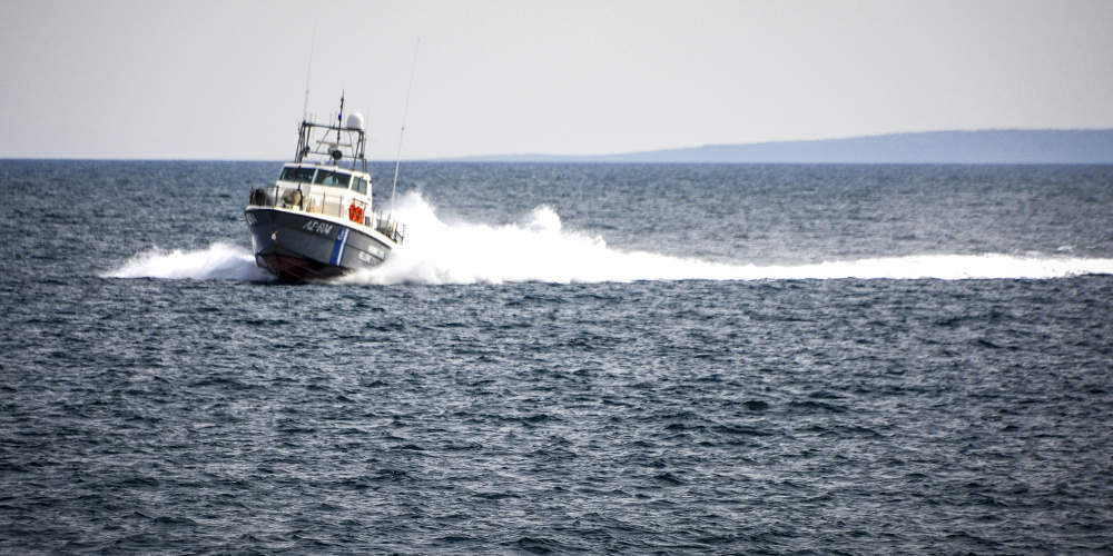 Τραγωδία στην Ελλάδα: Ένας νεκρός και ένας αγνοούμενος μετά από ανατροπή σκάφους στην θάλασσα 