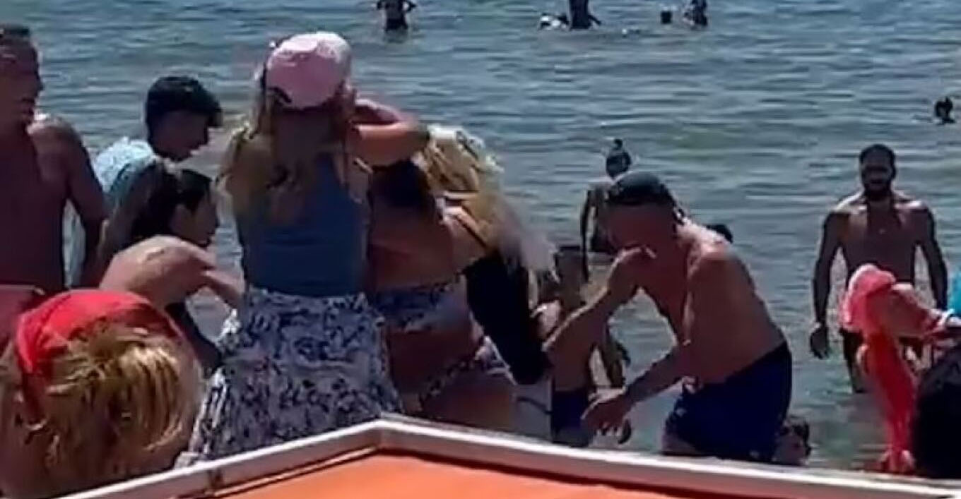 Βίντεο: Άγριο μαλλιοτράβηγμα γυναικών για μια ξαπλώστρα σε παραλία της Ιταλίας