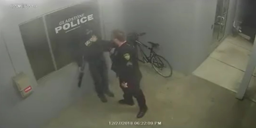 Πήγε να κλέψει αστυνομικό σταθμό- Σύλληψη με κίνηση «αστραπή»- VIDEO