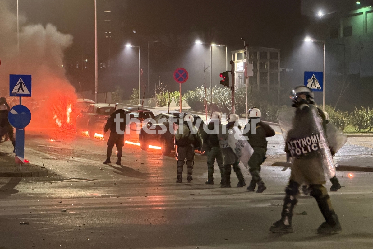 Θεσσαλονίκη: Σοβαρά επεισόδια έξω από πανεπιστήμιο, δεκάδες προσαγωγές – Δείτε βίντεο